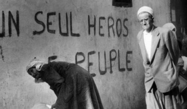 "Un seul héros, le peuple" : l'une des premières usurpations de l'histoire du pays par le clan d'Oujda.