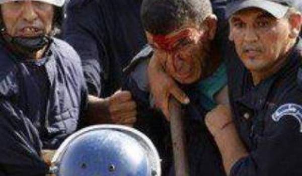 Un des manifestants tabassé ce matin à Alger par la police.