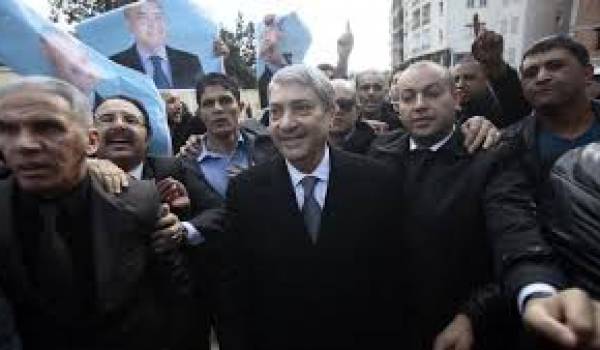 Benflis et ses partisans devant le conseil constitutionnel.