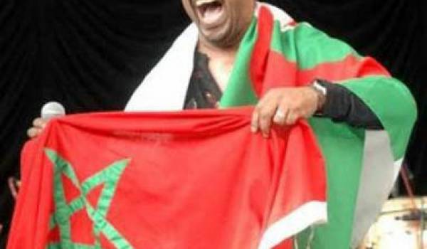 Cheb Khaled brandissant le drapeau du pays voisin.