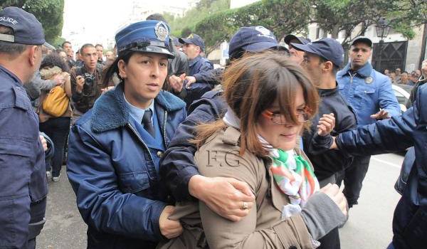 Ce matin à Alger, la police réprime.