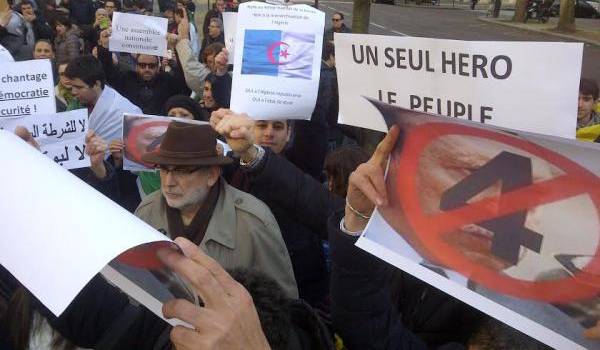 Plusieurs dizaines d'émigrés algériens ont manifesté samedi devant l'ambassade d'Algérie en France.