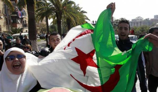 L'Algérie refuse cette fois de mettre le genou à terre devant les tenants du pouvoir.