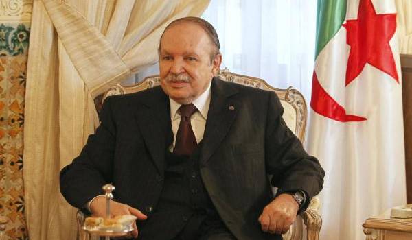 Bouteflika a péniblement prêté serment pour le mandat à vie.