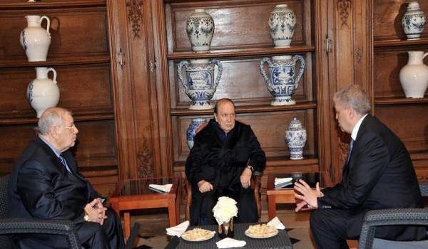 Bouteflika entouré Gaïd Salah et Sellal.