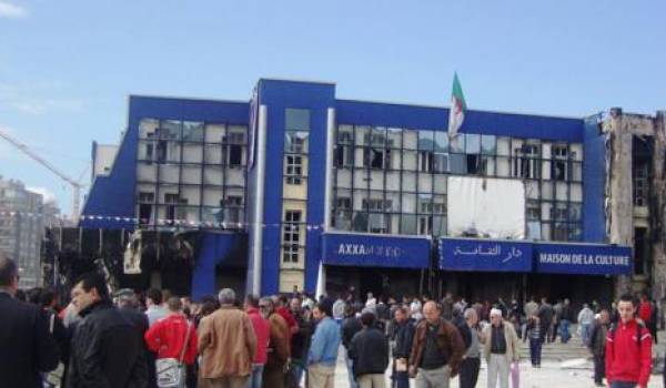 Les Béjaouis dans l'expectative ce matin. Photo Rachid Oulebsir