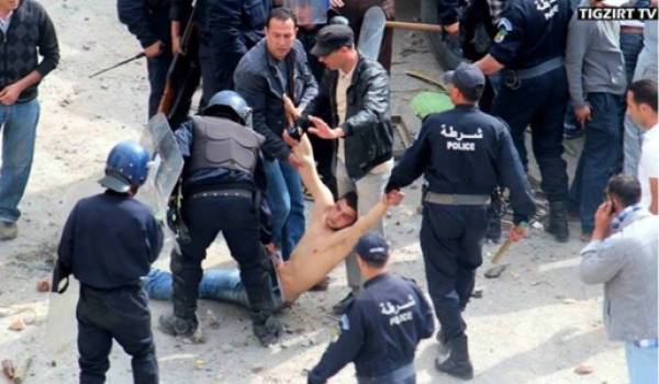 Des policiers qui s'acharnent sur un jeune manifestant par terre et sans doute inanimé.