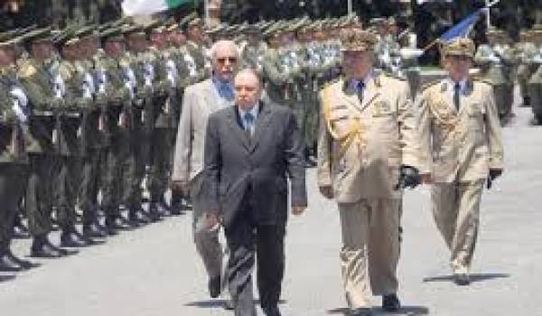 Bouteflika avec Gaïd Salah, représentants d'un pouvoir nonagénaire.