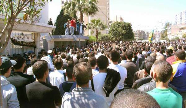 Les manifestants mardi dans les rues de Bejaïa.