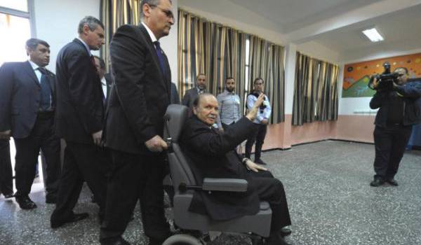 La reconduction de Bouteflika à la présidence prolongera la paralysie du pays.