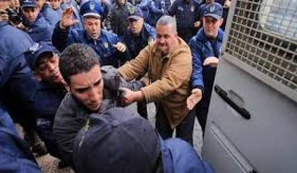 La police arrête systématiquement les membres de Barakat.