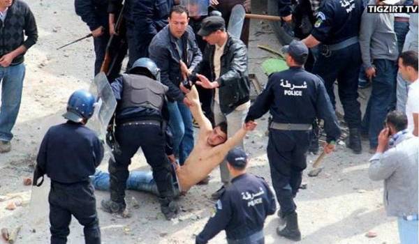 Cette image de policiers, un certain 20 avril à Tizi Ouzou, lynchant un homme à terre restera gravée dans les mémoires