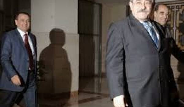 Ouyahia chargé par Bouteflika de mener les discussions sur le projet de constitution.