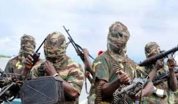 Boko Haram a enlevé plus de 200 lycéennes qu"il entend vendre, affirme son chef.