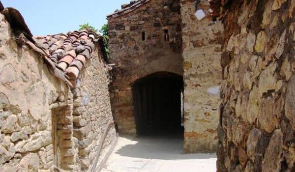 Une ruelle du village Ighil Oumced à Akbou