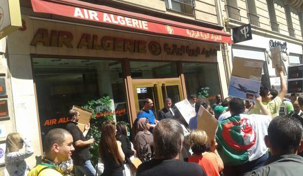 Manifestation devant le siège d'Air Algérie à Paris.