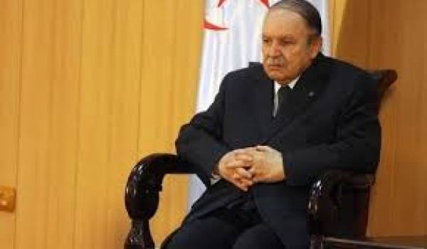 Gravement malade, Bouteflika se maintient au pouvoir.