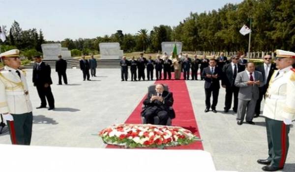 Bouteflika se recueille à la mémoire des martyrs à El Alia.