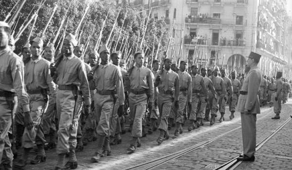 De Gaulle saluant à Alger l'Armée d'Afrique qui a participé à la libération de la France