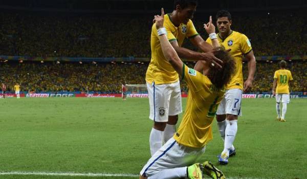 David Luiz félicité lors du match face à la Colombie, 