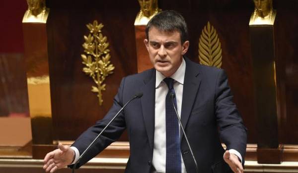 Manuel Valls, le premier ministre français, veut instaurer un nouveau titre de séjour aux émigrés.