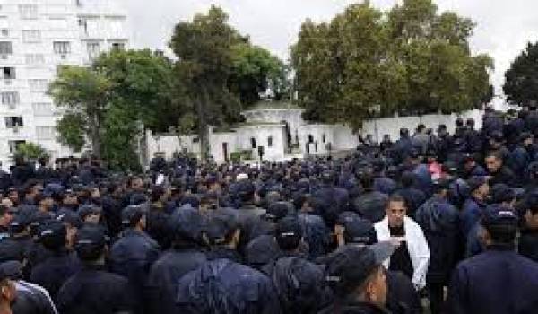 Les policiers manifestent devant El Mouradia.
