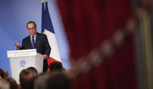 Hollande campe sur ses choix économiques. et politiques