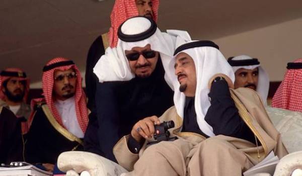 Le roi Abdul Aziz bin Abdul Rahman Al Saud (on l'appelle parfois Ibn Saoud), connu aussi sous le nom de roi Abdul Aziz",