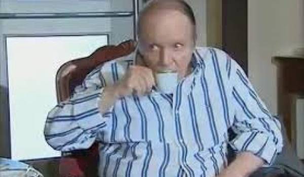 Bouteflika gouverne l'Algérie en pyjama.