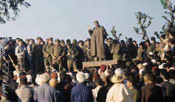 Le colonel Mohand Oulhadj dans un des meetings qu'il a animés en automne 1963