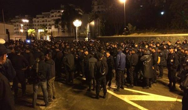 Hier soir les policiers manifestants n'ont pas levé le camp.