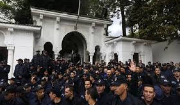 Alors que les policiers manifestent, les militants des droits de l'homme sont arrêtés.