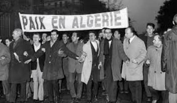 La manifestation pacifique auquelle a appelée le FLN a été réprimée dans le sang par la police française.