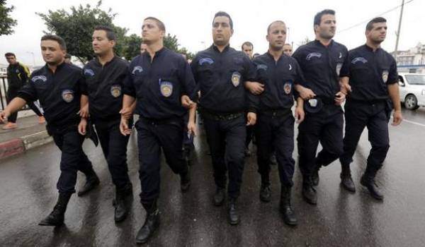 Des policiers se sont rassemblés devant la présidence mercredi.