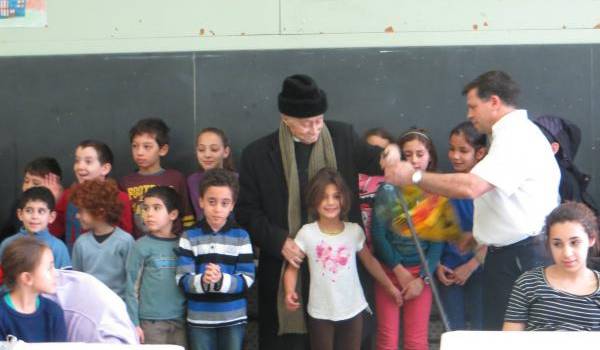 Ali Yahia Abdennour avec les élèves de l'association INAS.