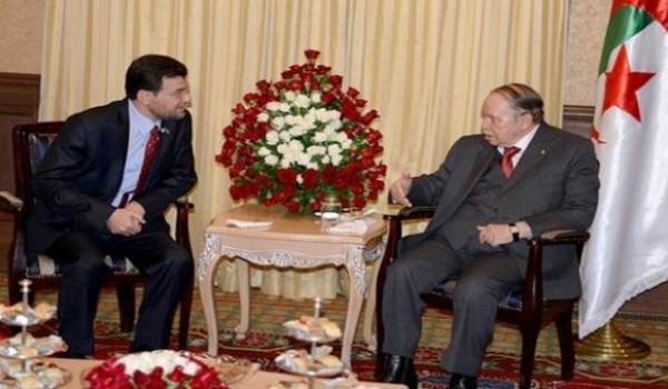 Le  chef de l'Etat avec l'ambassadeur de Palestine.