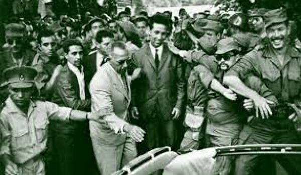 Ahmed Ben Bella en 1962 entouré des militaires qui l'ont porté au pouvoir.