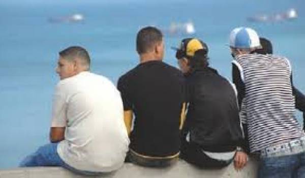 Les jeunes Algériens ont le regard fixé sur le nord de la Méditerranée.