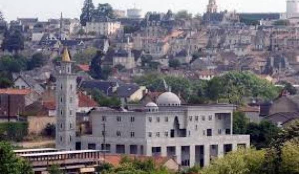 A Poitiers, la mosquée et les barbus irritent l'extrême droite.