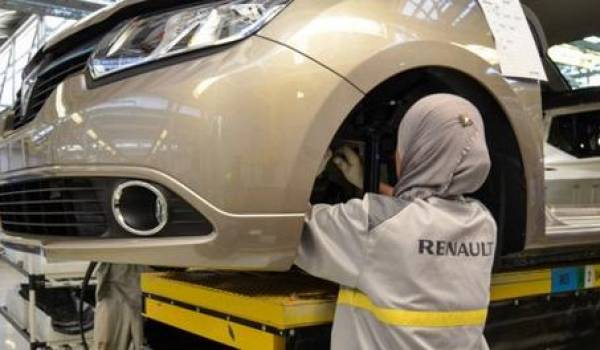 Une salariée de Oued Tlelat à l'usine Renault Algérie.