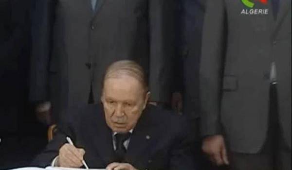 Bouteflika en train de signer la loi de finances 2014.