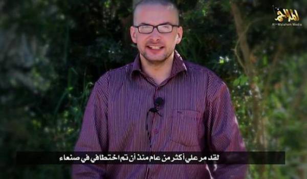 Al-Qaïda a diffusé une vidéo de Luke Sommers, un photographe américain kidnappé à Sanaa, au Yémen en septembre 2013. Le groupe extrémiste le menace de mort.
