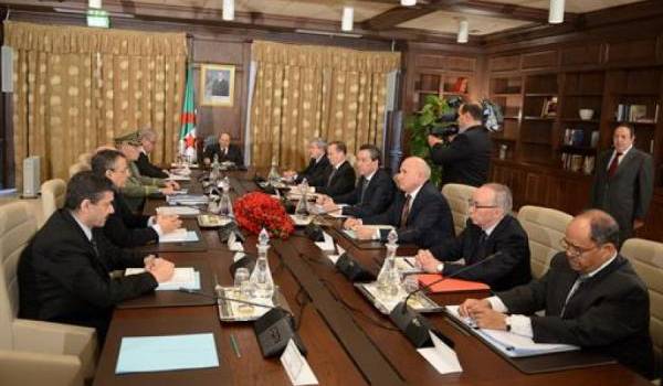 Bouteflika en conseil de ministres restreint.