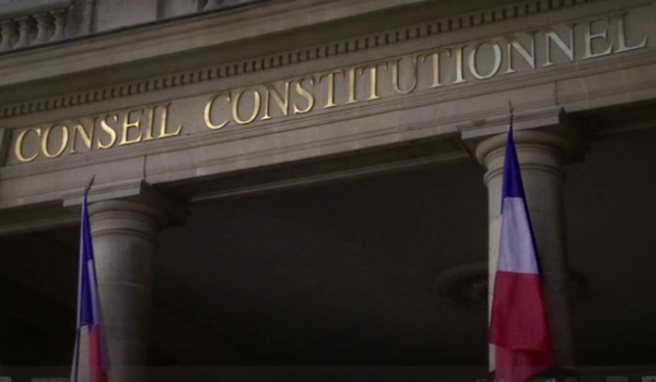 Le Conseil constitutionnel français est saisi de l'affaire de la déchéance de nationalité.