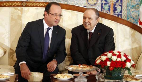 Le président Bouteflika recevant François Hollande à Alger.