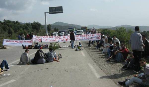 Régulièrement, les routes sont coupées par les habitants pour protester contre la démission des pouvoirs publics