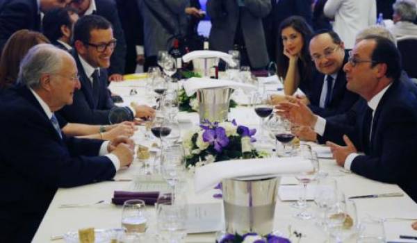 François Hollande en conversation avec le président du Crif, Roger Cukierman, et l'acteur Dany Boon, au fond à gauche, lors de la trentième édition du dîner annuel du Conseil représentatif des institutions juives