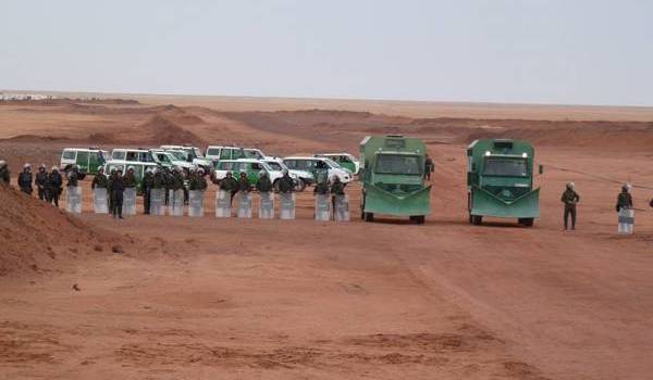 Les gendarmes face aux opposants au gaz de schiste d'In Salah