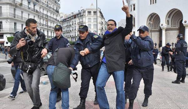 Mehdi Biskri lors de l'une de ses arrestations par la police.