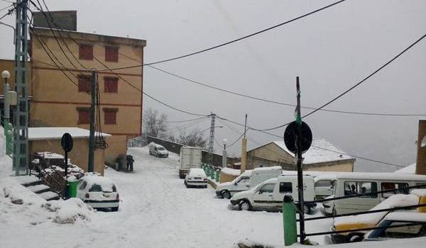 Plusieurs villages de Kabylie bloquées par la neige.